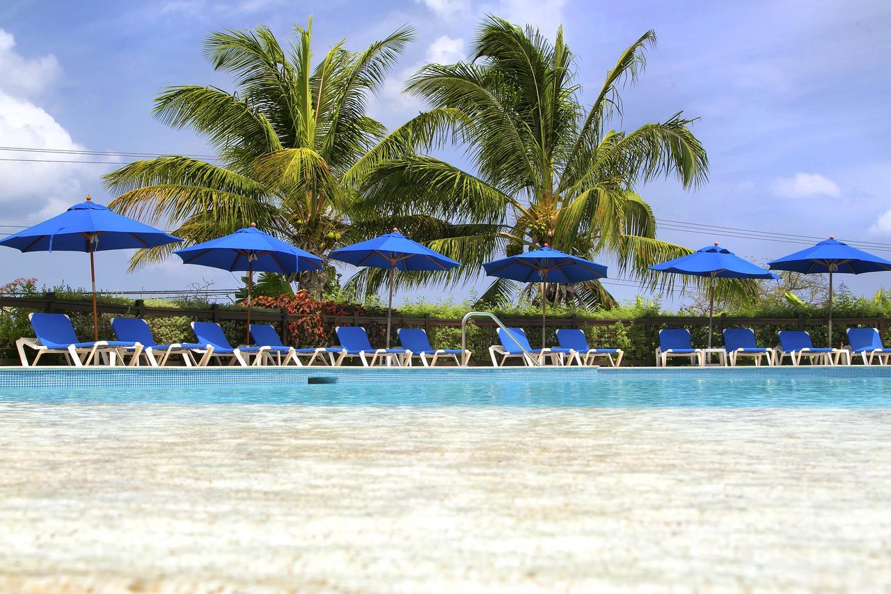 Villas & Suites At Beach View Paynes Bay Exterior photo